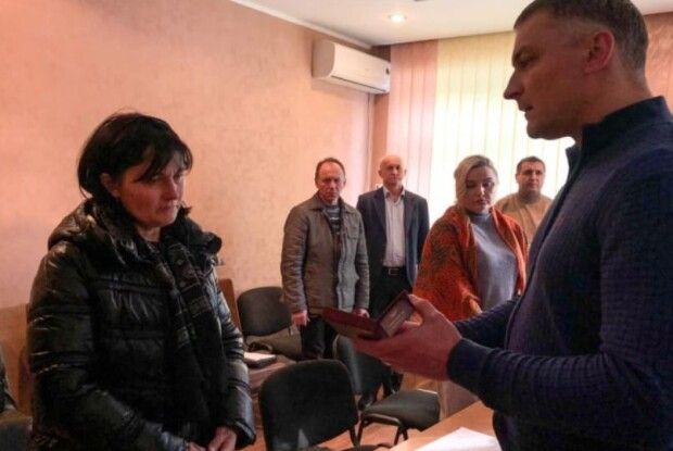 На Рівненщині матері Героя, який поліг під час штурму Горлівки, вручили орден «За мужність»