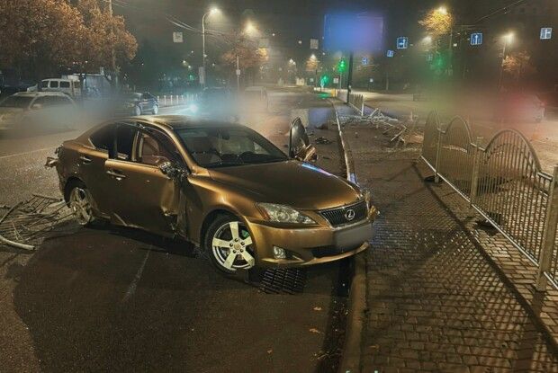 У Луцьку камери показали, як водій «Lexus» влетів у металевий паркан (Відео)
