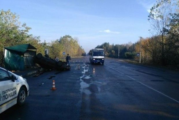 На Рівненщині автівка влетіла в автобусну зупинку