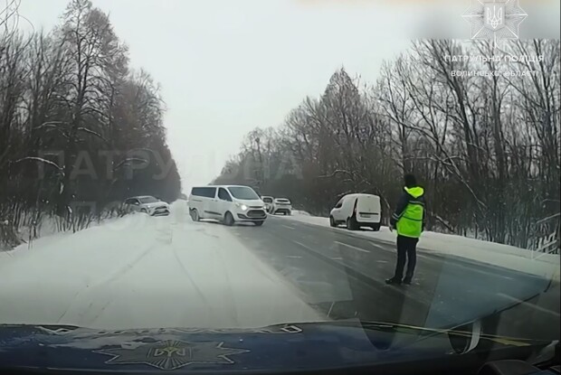 На Волині патрульні допомогли водійці, яка з’їхала у кювет