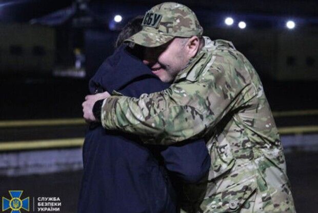 Під час обміну звільнили співробітника СБУ, який, виходячи з «Азовсталі», зміг передати свої шеврони керівництву (Відео)
