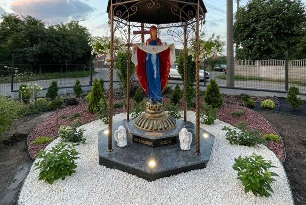 У Луцьку біля храму облаштовують сад Богородиці (Фото)