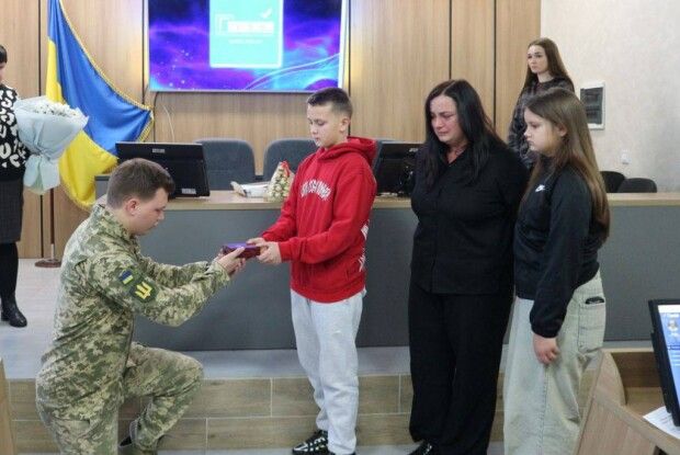 Родині загиблого Воїна з Волині вручили орден «Хрест Героя»