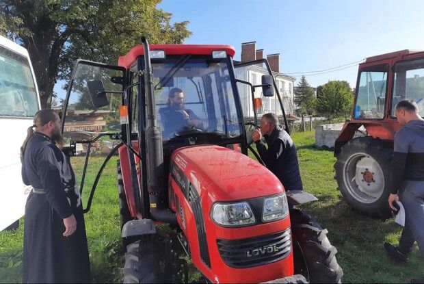 Монастир на Волині тепер має... новенький трактор (Фото. Відео)