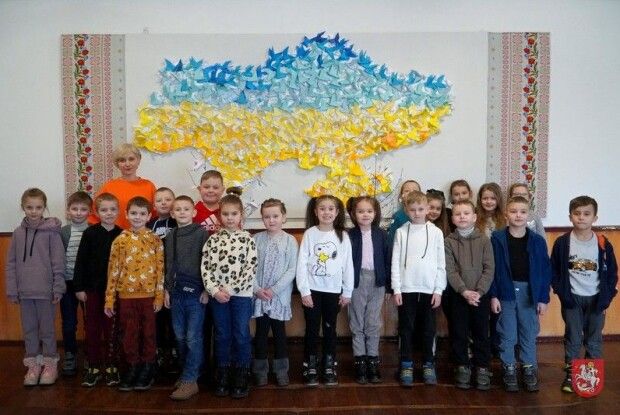 Другокласники волинського ліцею виготовили тисячу паперових голубів миру, що мають принести перемогу (Фото)