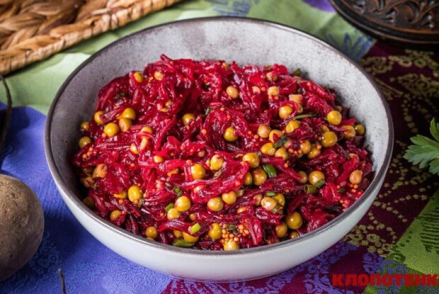 Салат із буряка і горошку з медово-гірчичною заправкою