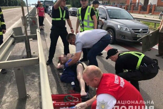 На Рівненщині вантажівка зачепила пішохода: у чоловіка важкі травми 