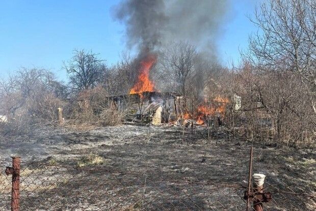 На Волині через підпал сухої трави загорілася господарча споруда
