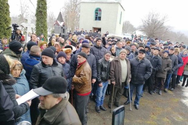 На Буковині віряни голосували... ногами: хто за розмосковлення – став праворуч, хто за вірність Кірілу – ліворуч  