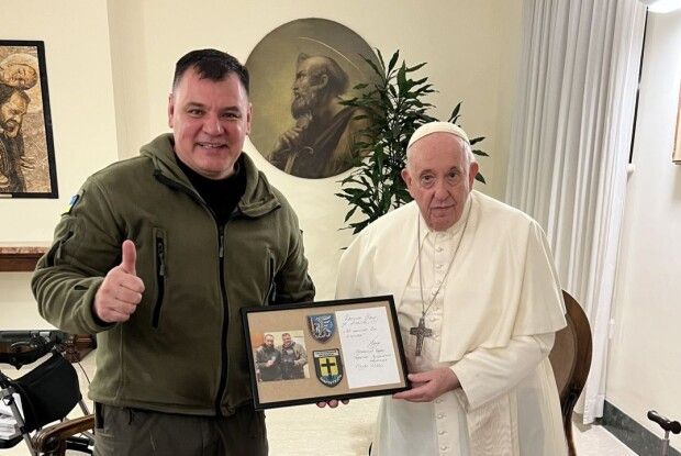 Папа Римський помолився разом із капеланом з Маріуполя за Україну