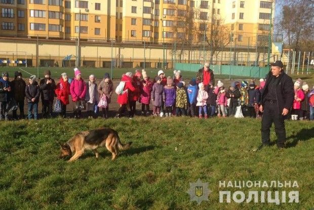 Поліцейські-кінологи Волині завітали у гості до школярів 