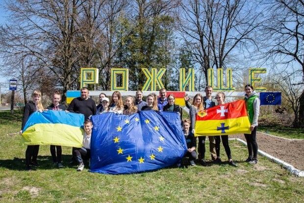 Активісти розмалювали вказівний знак «Рожище»