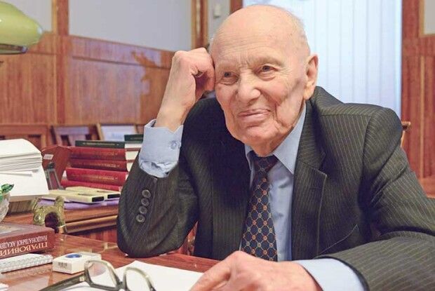 У 101 рік керує українською наукою і «портфеля» не віддає