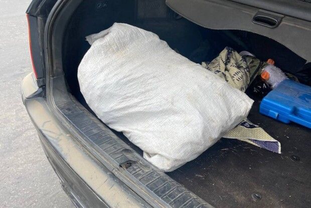 Каже, що нарвав у полі: у водія  «BMW» на Рівненщині знайшли мішок маку