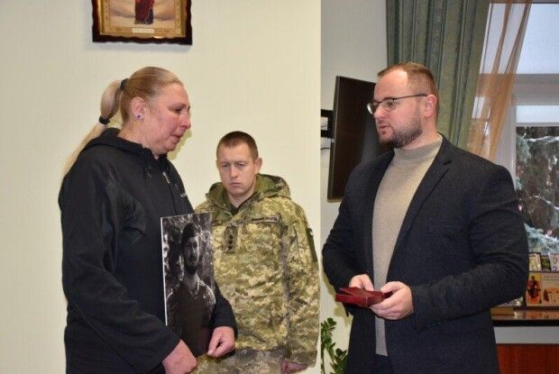 У Луцьку матері Героя, який загинув біля Ірпеня, вручили орден «За мужність» (Фото)