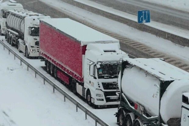 На скількох пунктах пропуску великі черги вантажівок