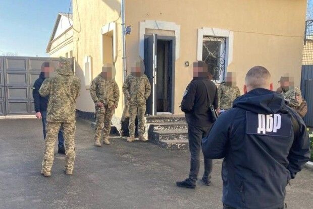 У ДБР заявили про викриття схеми протиправних виплат військовим з Рівненщини, які не були на передовій