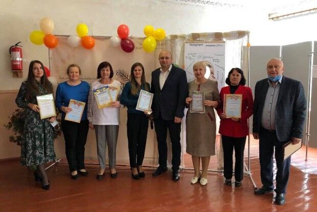 Напередодні дня вчителя селищний голова з вітаннями об’їхав всі освітні заклади громади