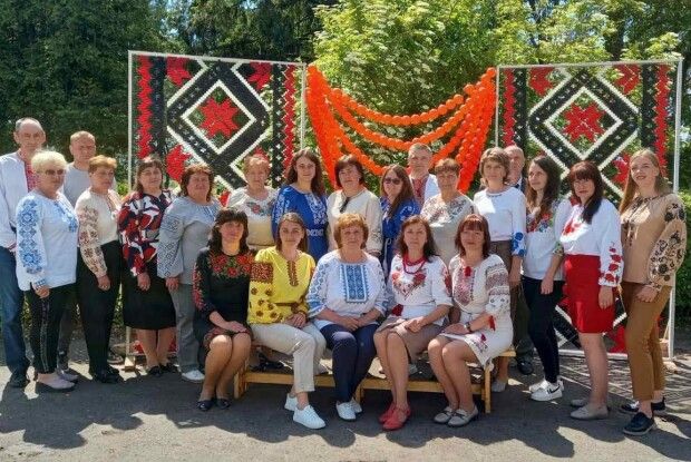 У День вишиванки сільський ліцей на Горохівщині наторгував більше 30 000 гривень для ЗСУ (Фото)