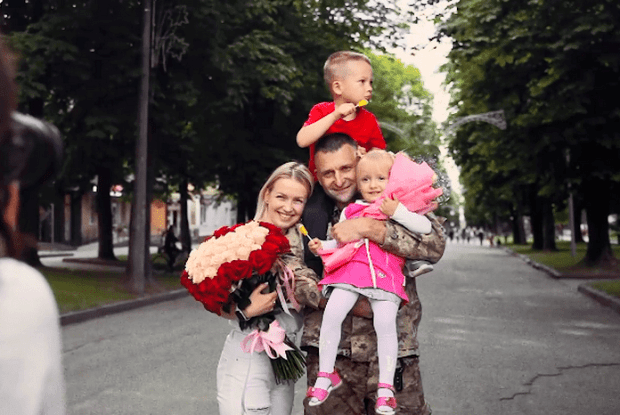 Тато повернувся з війни: військовий з Волині зробив сюрприз для родини (Відео) 