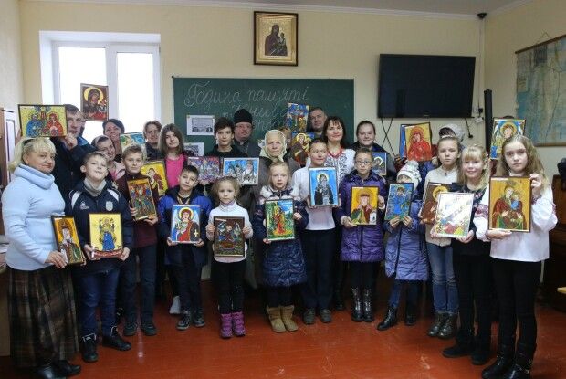 У Луцьку дітей навчили писати ікони (фото)