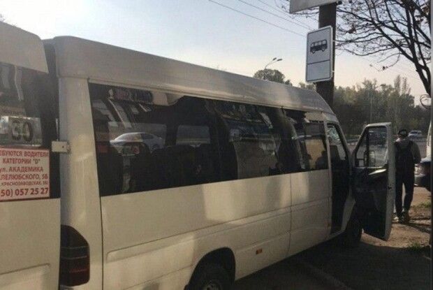 Водієві стало погано за кермом: маршрутка з пасажирами на швидкості влетіла в стовп (Фото)