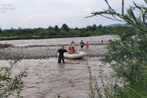 Врятували 6 дітей, які у негоду опинилися на острові посеред річки