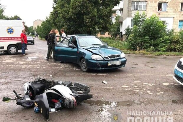 Двоє неповнолітніх на скутері влетіли в машину (Фото)