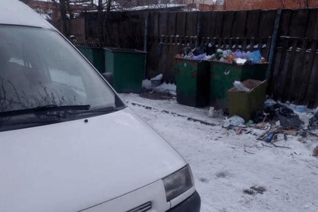 У місті на Волині сміттєві контейнери залишилися переповненими через «сумлінного» водія (Фото)