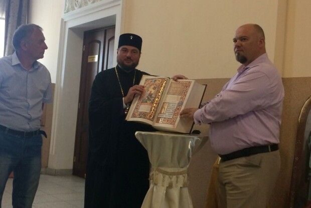 Митрополит Драбинко подарував волинському музею унікальне видання Пересопницького Євангелія