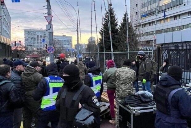 Ірина Геращенко: силовики біля Апеляційного суду блокують площу і перешкоджають народним депутатам