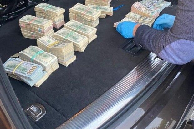 Вилучені у волинського митника 700 тисяч доларів дорогою до Києва – хабарі за травень