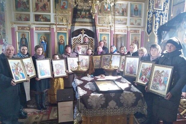 На честь Великодня вишили 14 ікон — хресну дорогу Ісуса Христа