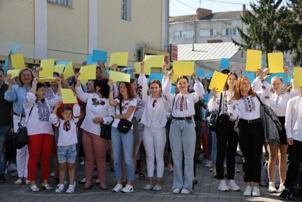 Нас не здолати: Луцьк замайорів синьо-жовтими кольорами