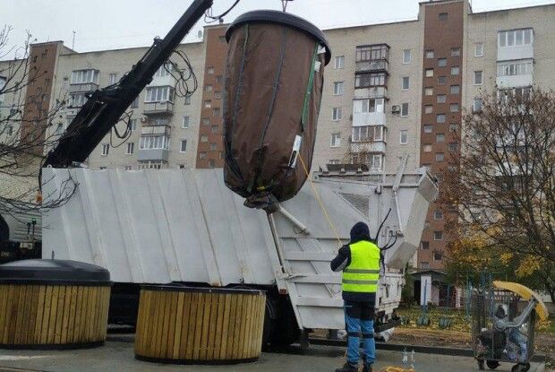 У Луцьку встановили напівпідземні контейнери для сміття (Фото)