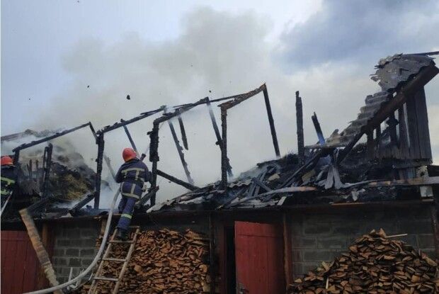 У пожежі на Рівненщині згорів дах клуні, а дрова вціліли