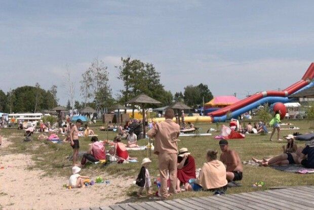На Світязі стартував сезон: туристи повертаються попри війну