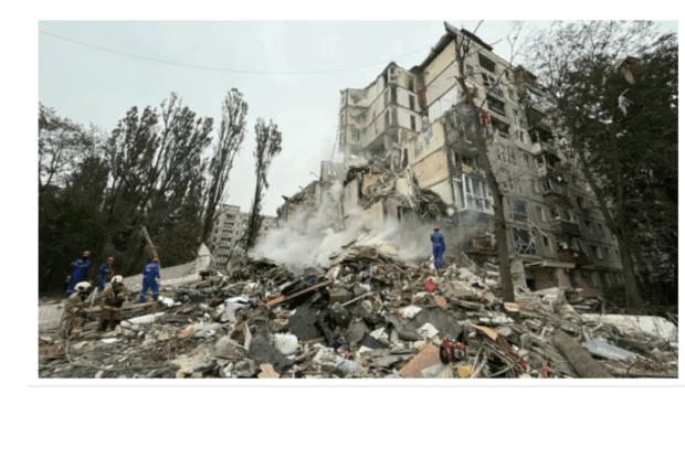 Жахлива атака росіян на Київ: ракета зруйнувала під’їзд будинку, є загиблі і поранені