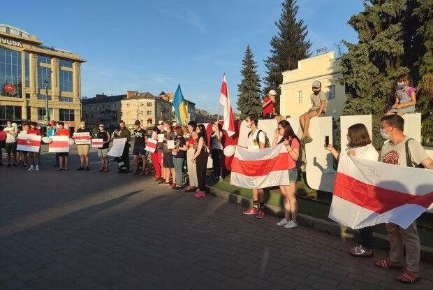 Лучани зібралися на Театральному майдані задля підтримки свобідної Білорусі (Відео)