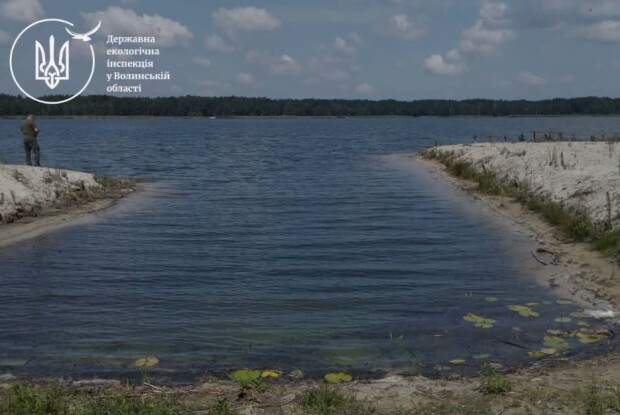 Засипали піском: на Волині виявили втручання у прибережну смугу озера Пісочне