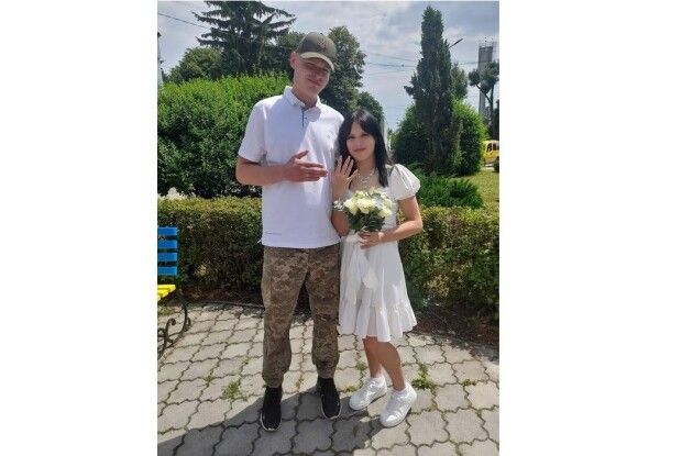 На Волині військовий одружився зі своєю коханою