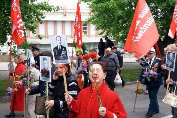 Комуністи 9 травня використали фото «бійця», який насправді не воював