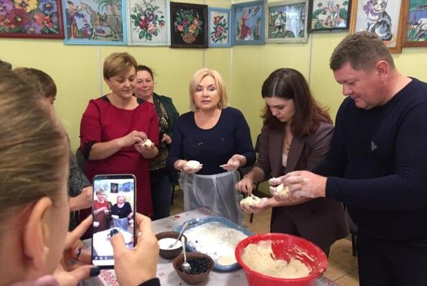 Оксана Білозір в Шацьку... ліпила пончики 