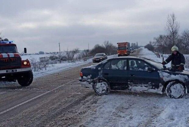 На Волині витягли із снігових кучугур автобус і п'ять автівок