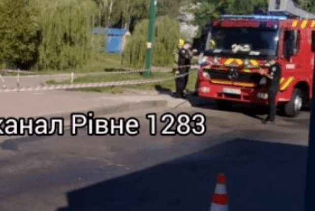 У Рівному викликали спецслужби через підозрілу шкатулку на зупинці (Фото)