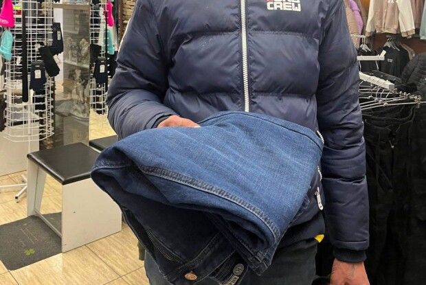 Рівнянин дременув з магазину у крадених штанях