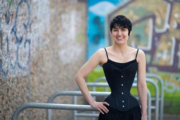 Комплексувала, бо повна: дівчина носила тісний корсет три роки, щоб зменшити талію до 40 сантиметрів (Фото)