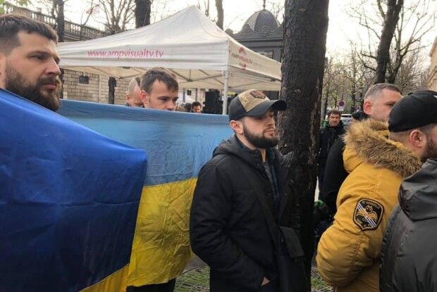 Українські ветерани в Парижі порвали прапор Росії