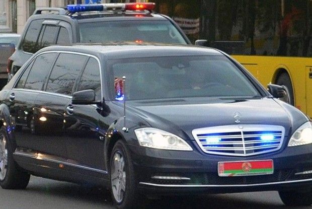 У Білорусі дівчина не поступилася дорогою президентському кортежу Лукашенка (Відео)