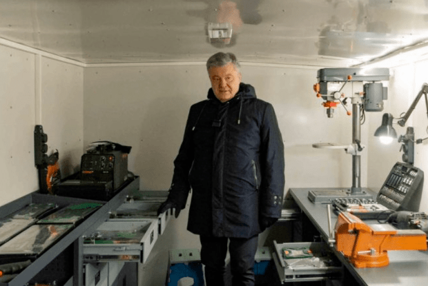 Порошенко передає у ДШВ першу пересувну майстерню на базі вантажівки DAF